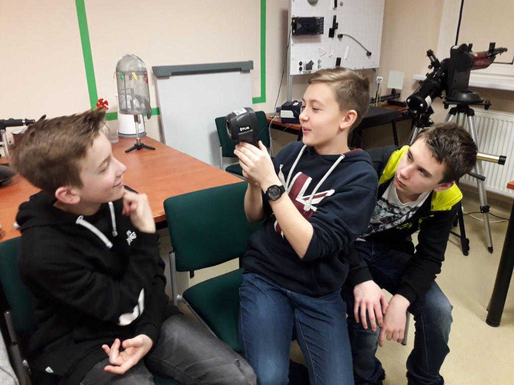 Siódmoklasiści z Ósemki w pracowniach eksperymentalnych