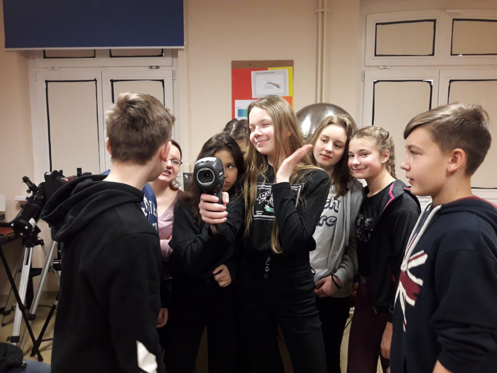 Siódmoklasiści z Ósemki w pracowniach eksperymentalnych