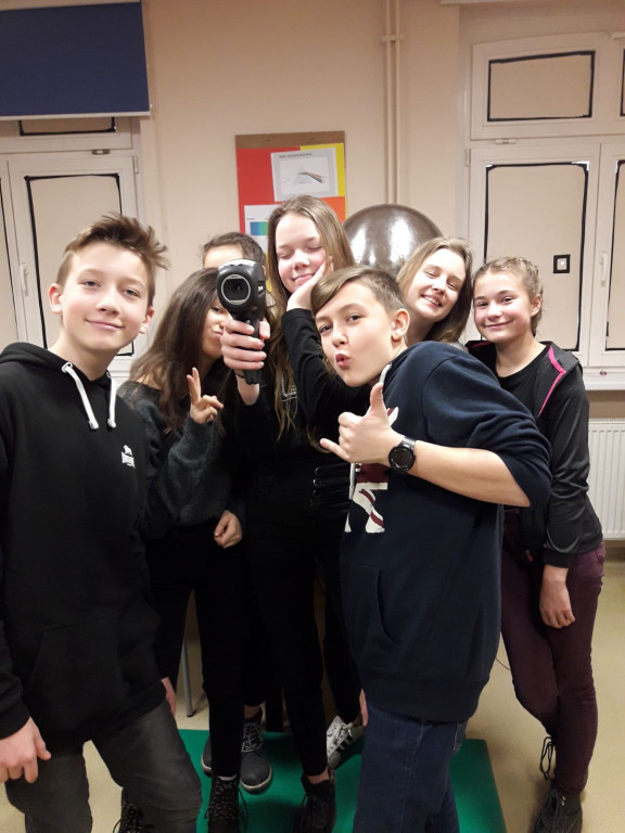 Siódmoklasiści z Ósemki w pracowniach eksperymentalnych