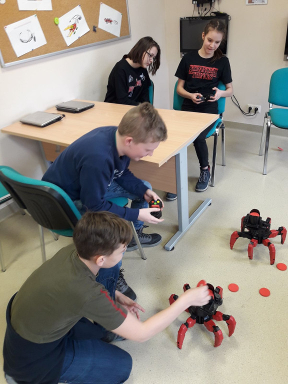 Siódmoklasiści z Ósemki w pracowniach eksperymentalnych