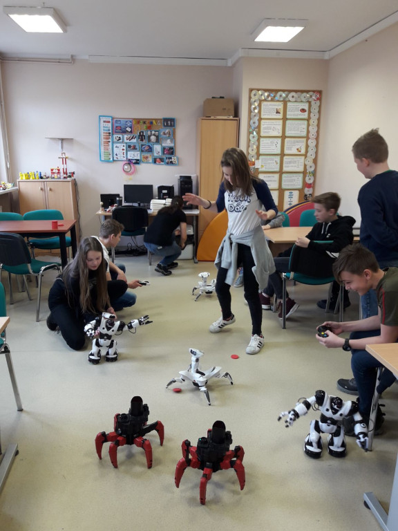 Siódmoklasiści z Ósemki w pracowniach eksperymentalnych