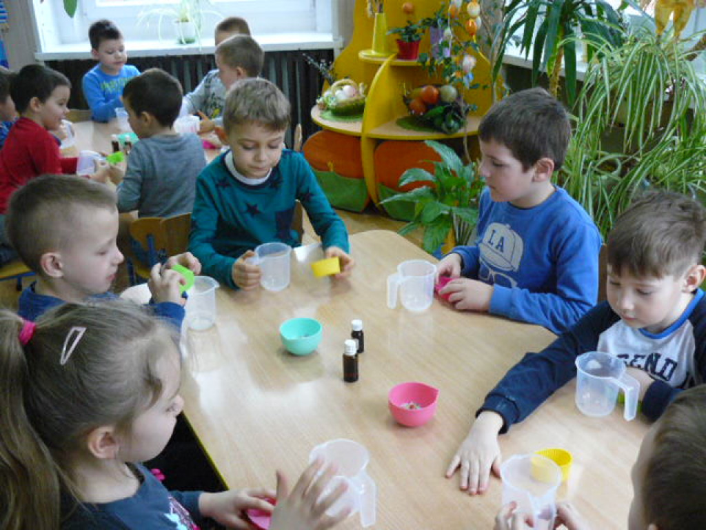 Wielkanocne warsztaty mydlarskie w przedszkolu w Krzyżowicach