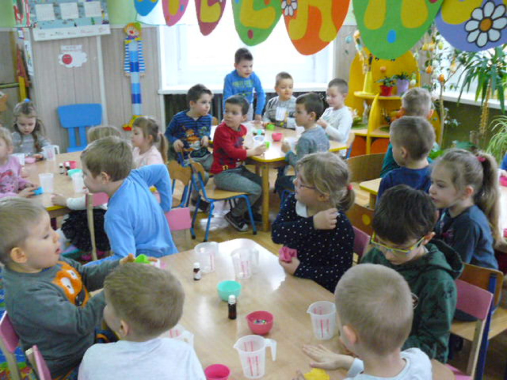 Wielkanocne warsztaty mydlarskie w przedszkolu w Krzyżowicach