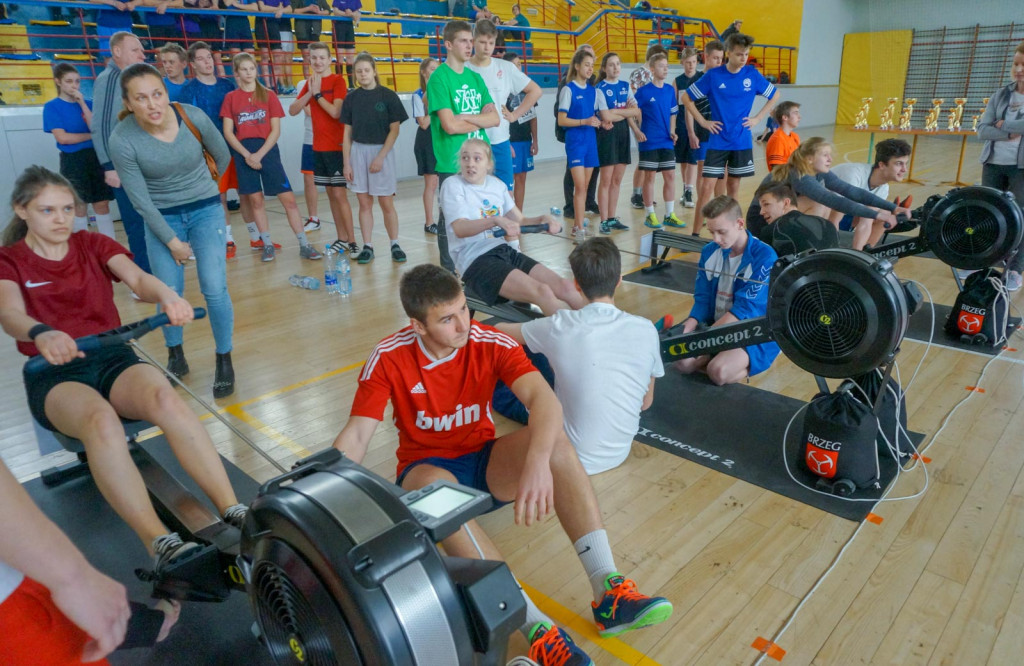 Wiosłowały szkolne drużyny