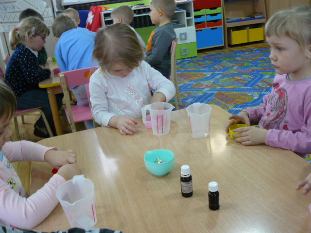 Wielkanocne warsztaty mydlarskie w przedszkolu w Krzyżowicach