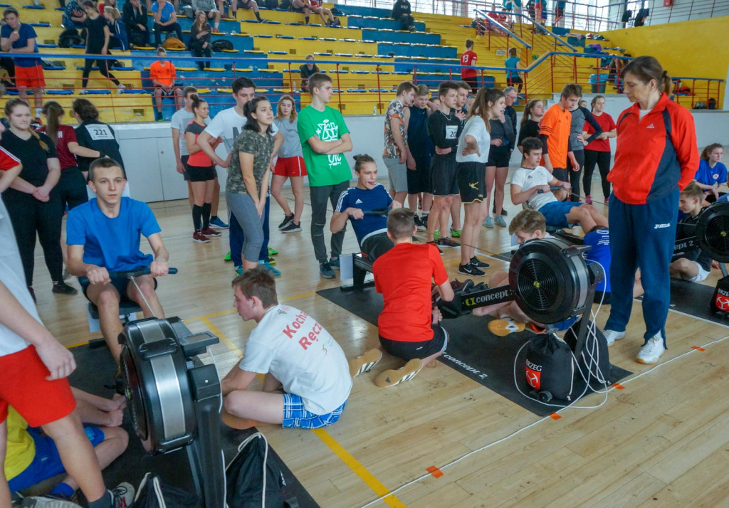 Wiosłowały szkolne drużyny