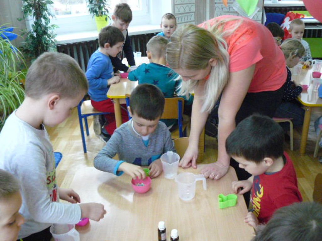 Wielkanocne warsztaty mydlarskie w przedszkolu w Krzyżowicach