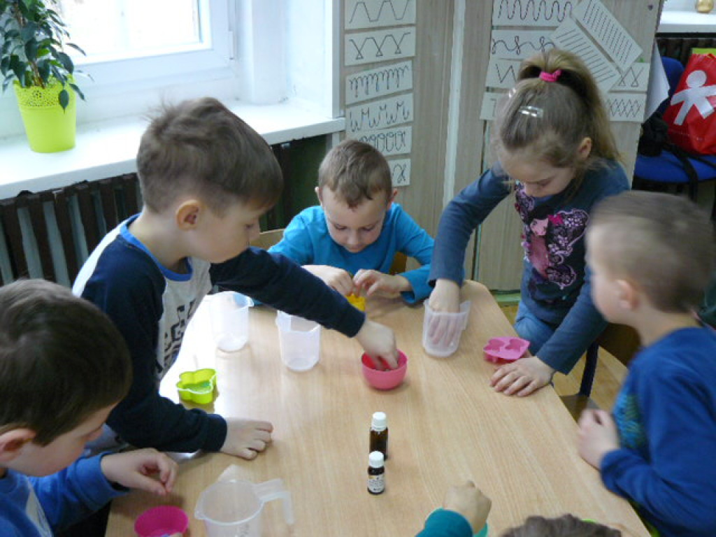 Wielkanocne warsztaty mydlarskie w przedszkolu w Krzyżowicach