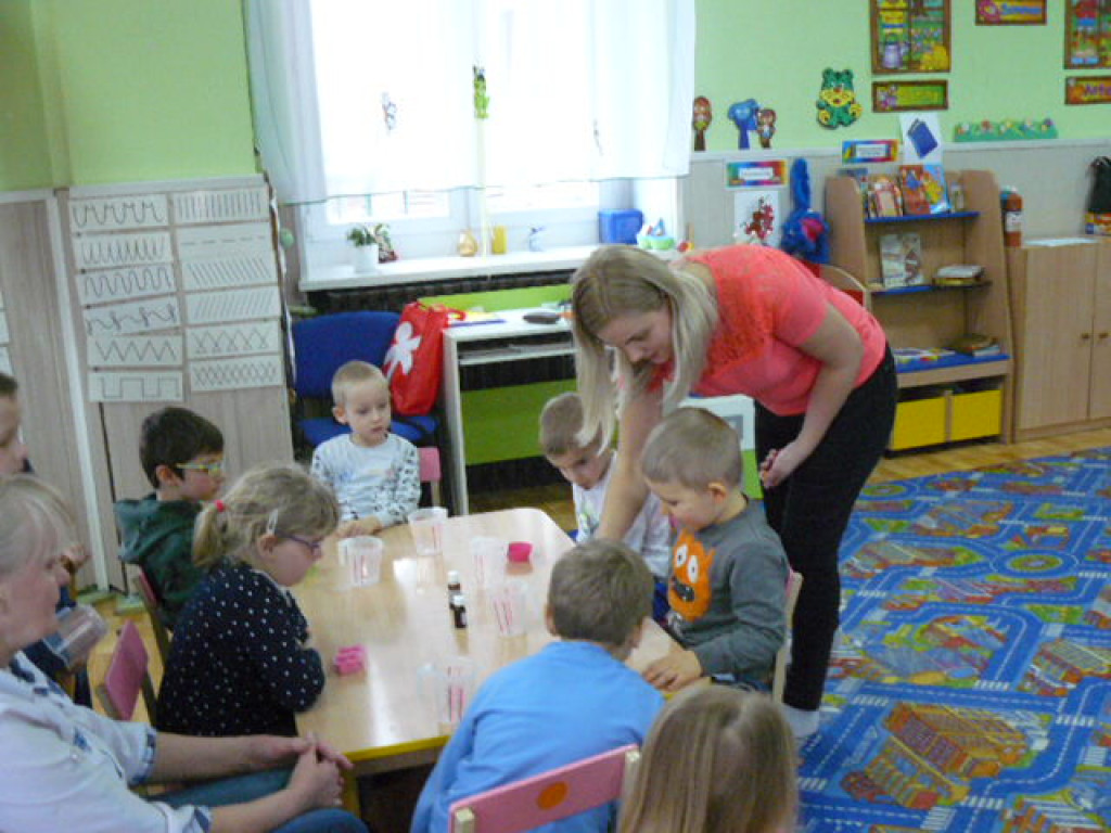 Wielkanocne warsztaty mydlarskie w przedszkolu w Krzyżowicach