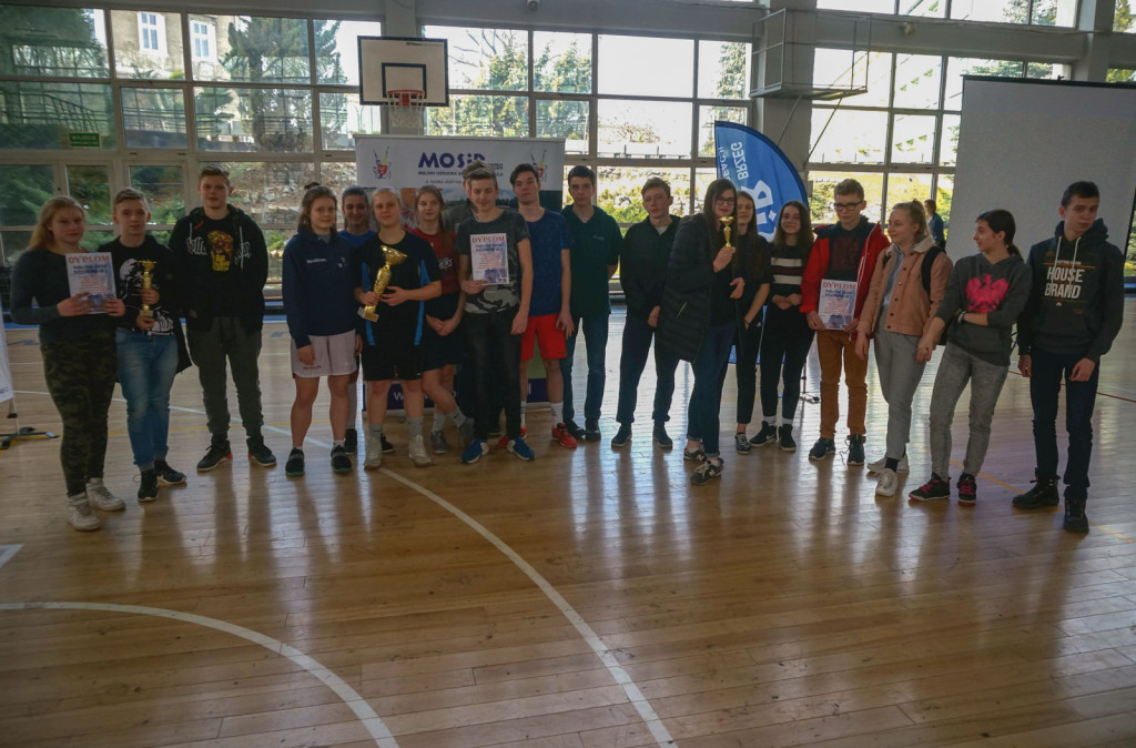 Wiosłowały szkolne drużyny