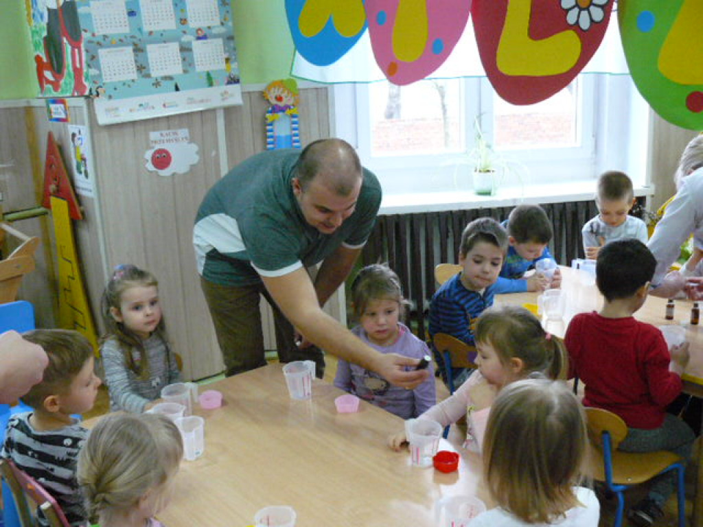 Wielkanocne warsztaty mydlarskie w przedszkolu w Krzyżowicach