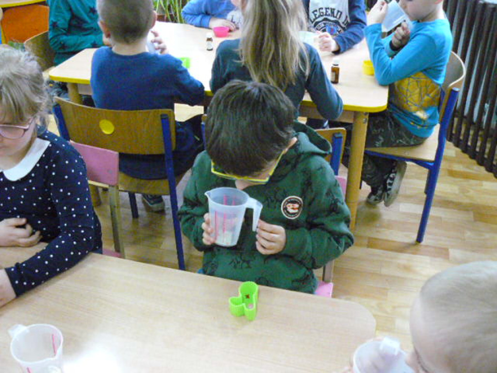 Wielkanocne warsztaty mydlarskie w przedszkolu w Krzyżowicach