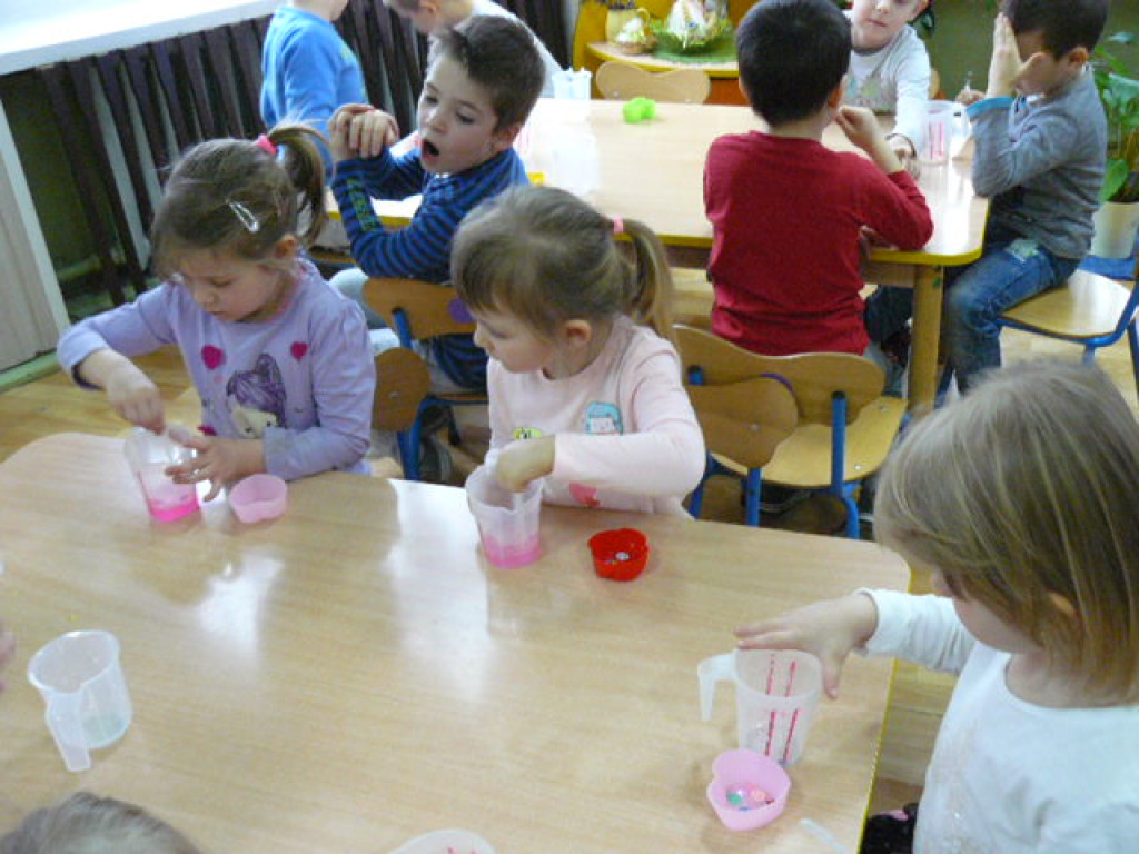 Wielkanocne warsztaty mydlarskie w przedszkolu w Krzyżowicach