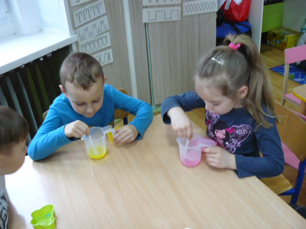 Wielkanocne warsztaty mydlarskie w przedszkolu w Krzyżowicach