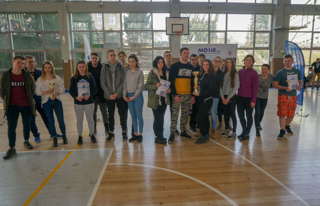 Wiosłowały szkolne drużyny