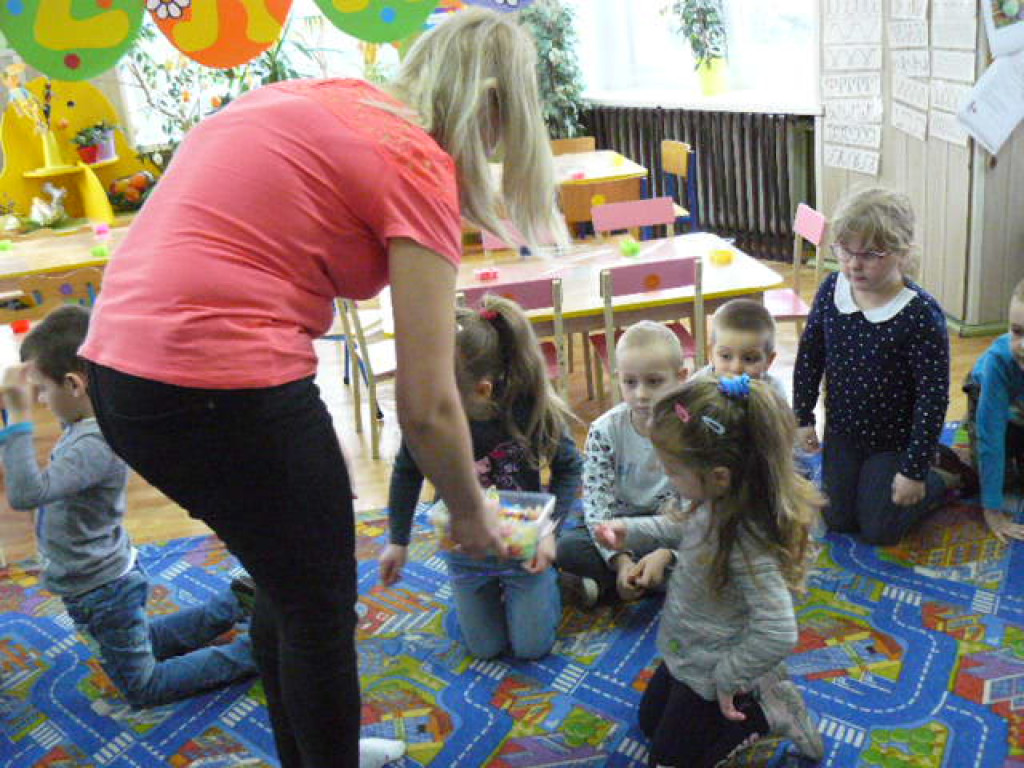 Wielkanocne warsztaty mydlarskie w przedszkolu w Krzyżowicach