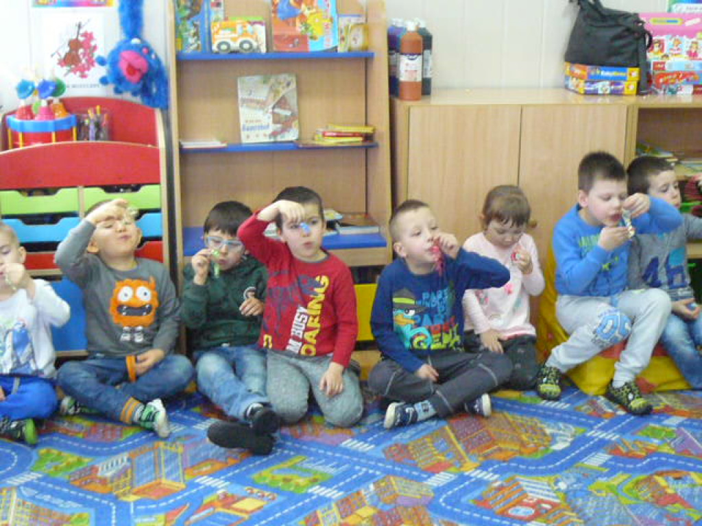 Wielkanocne warsztaty mydlarskie w przedszkolu w Krzyżowicach