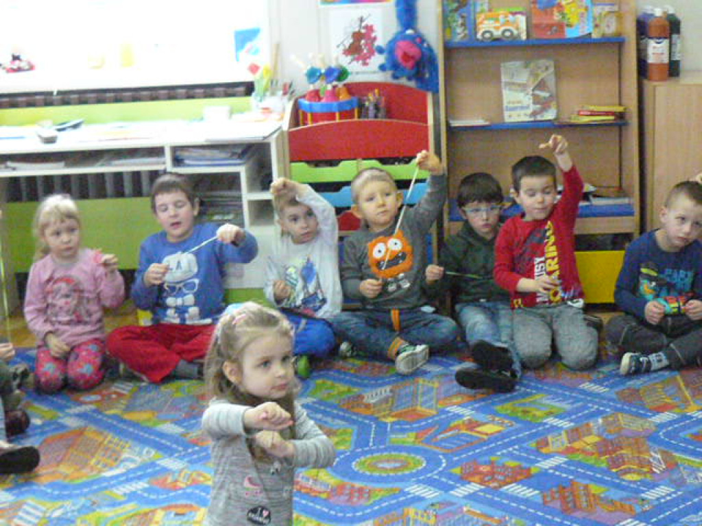 Wielkanocne warsztaty mydlarskie w przedszkolu w Krzyżowicach