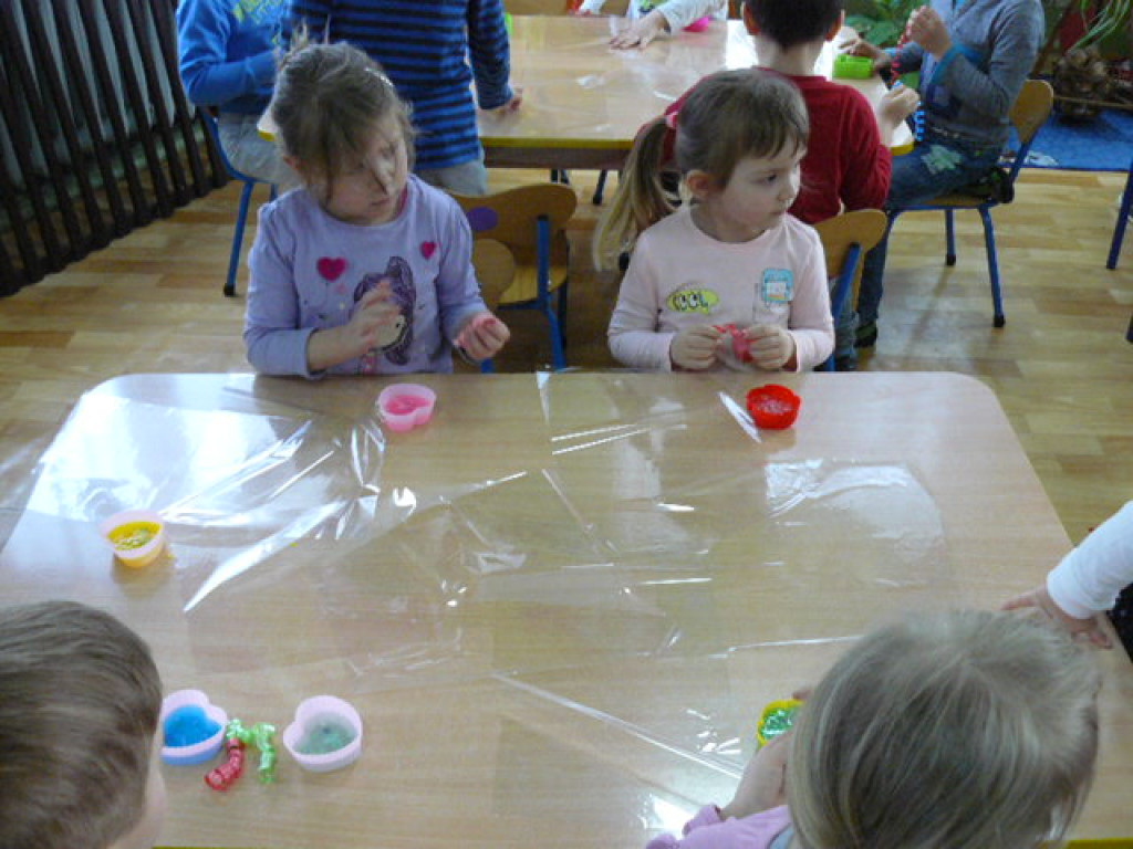 Wielkanocne warsztaty mydlarskie w przedszkolu w Krzyżowicach