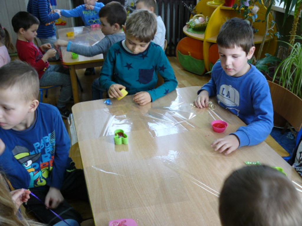Wielkanocne warsztaty mydlarskie w przedszkolu w Krzyżowicach