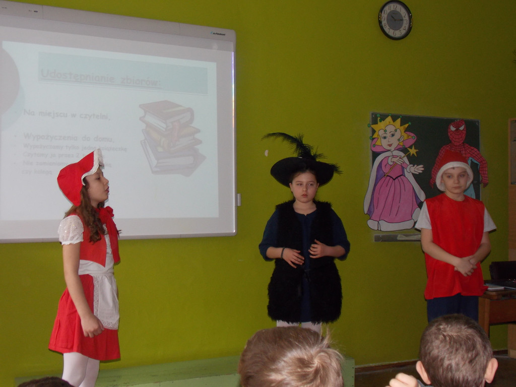 Uroczyste pasowanie uczniów klas I na czytelników szkolnej biblioteki