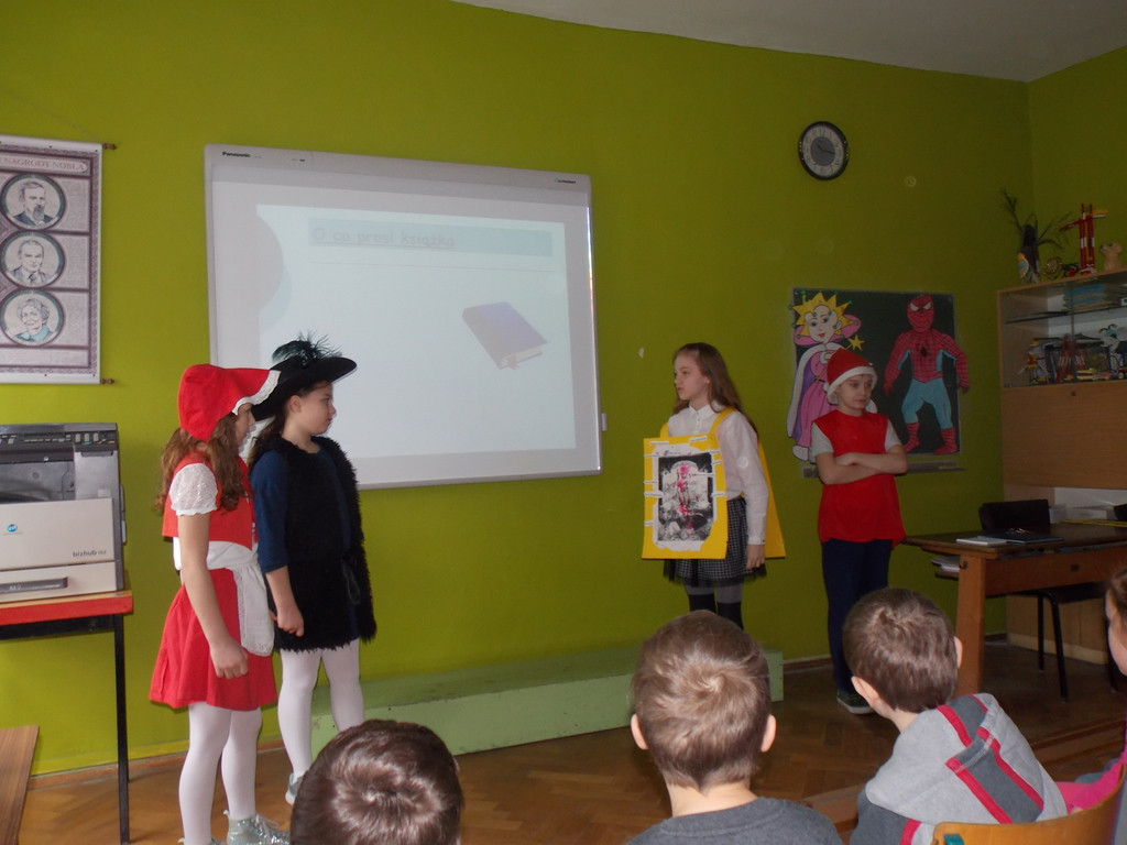 Uroczyste pasowanie uczniów klas I na czytelników szkolnej biblioteki