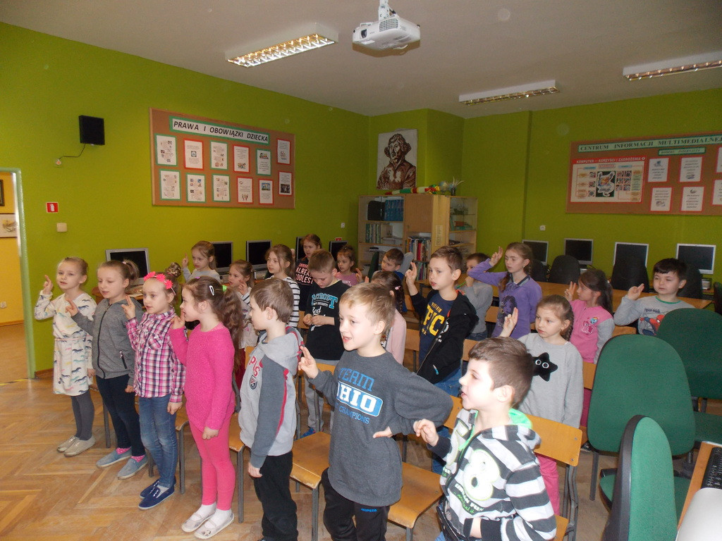 Uroczyste pasowanie uczniów klas I na czytelników szkolnej biblioteki