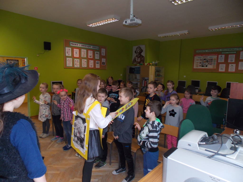 Uroczyste pasowanie uczniów klas I na czytelników szkolnej biblioteki