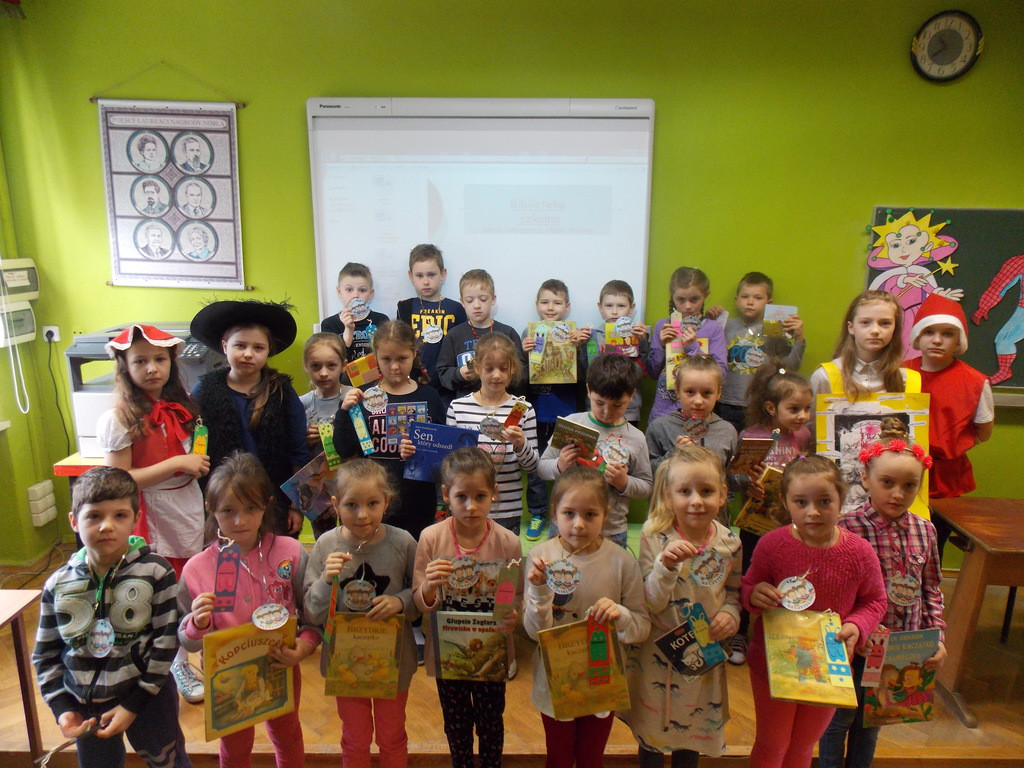 Uroczyste pasowanie uczniów klas I na czytelników szkolnej biblioteki