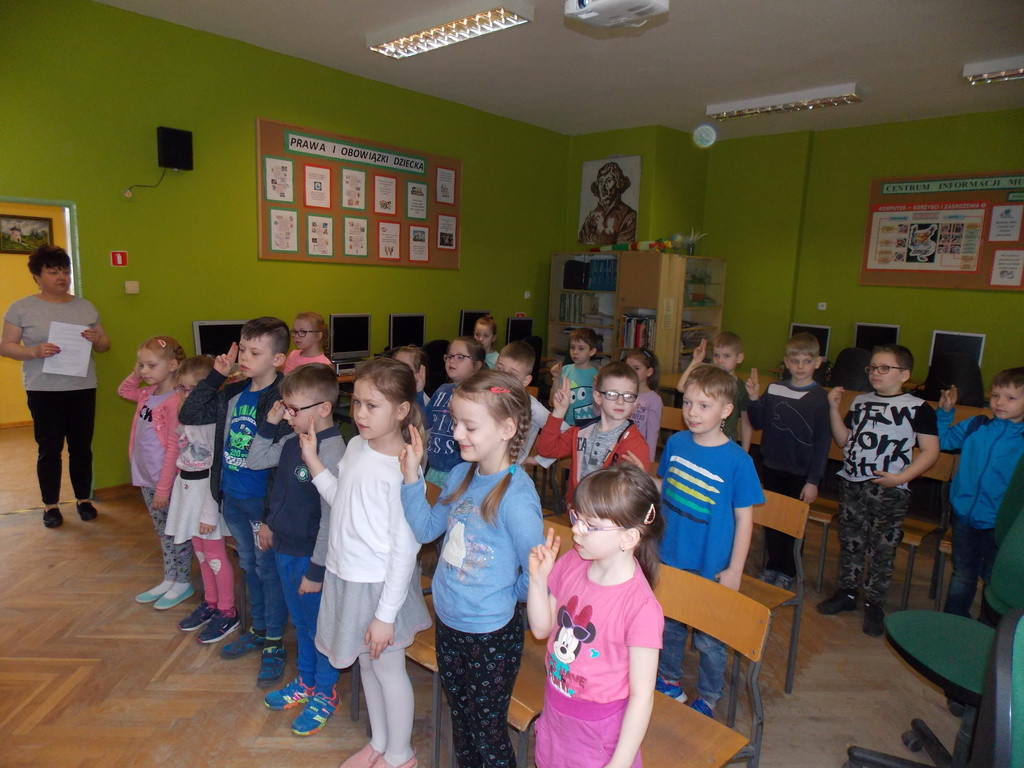 Uroczyste pasowanie uczniów klas I na czytelników szkolnej biblioteki