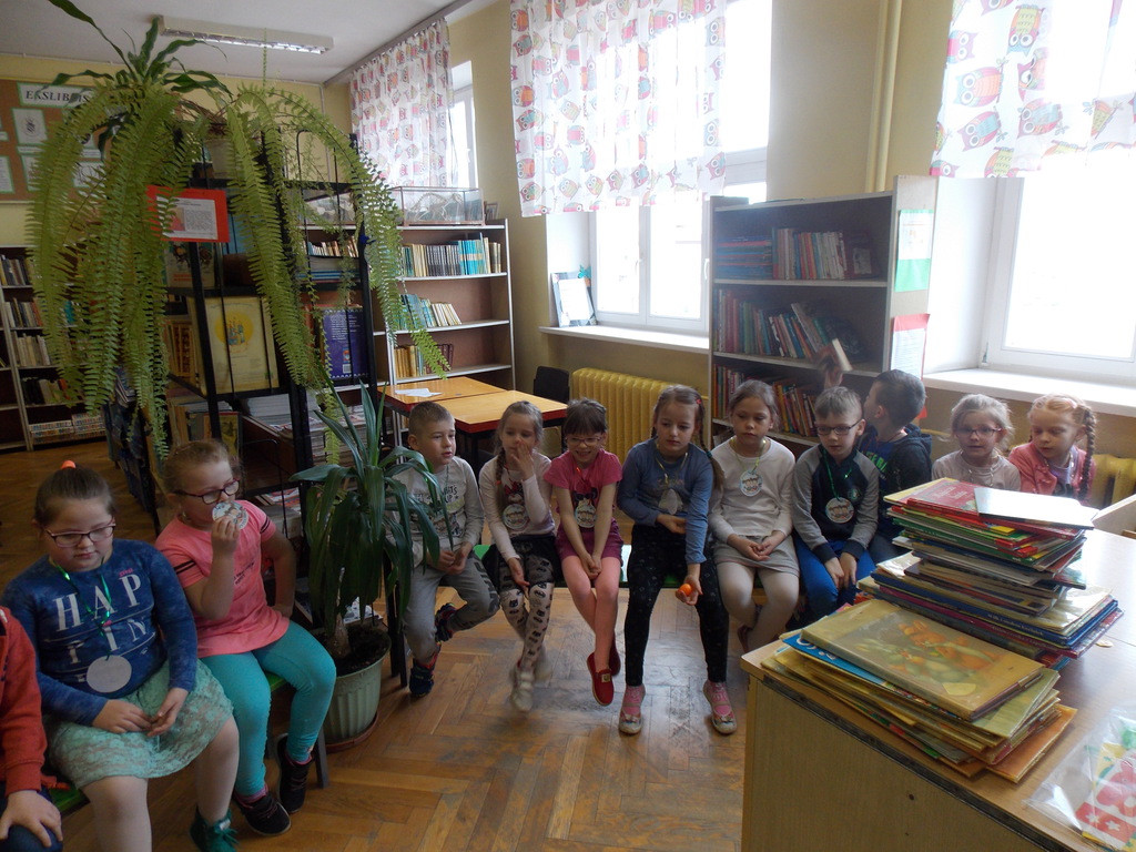 Uroczyste pasowanie uczniów klas I na czytelników szkolnej biblioteki