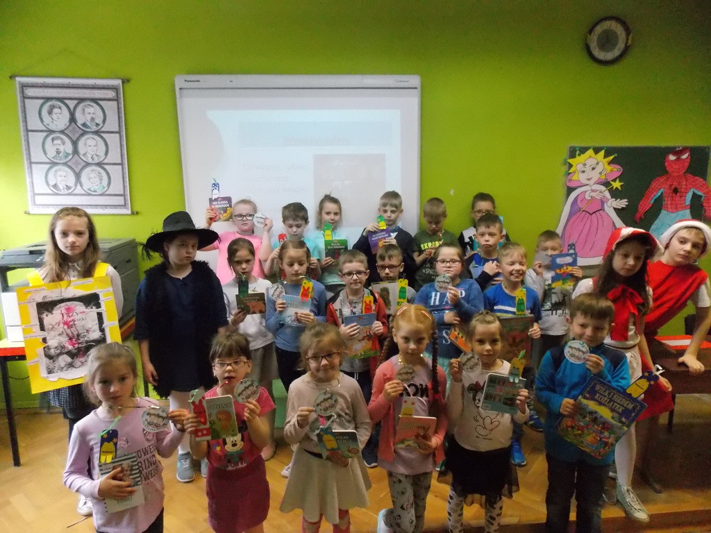 Uroczyste pasowanie uczniów klas I na czytelników szkolnej biblioteki