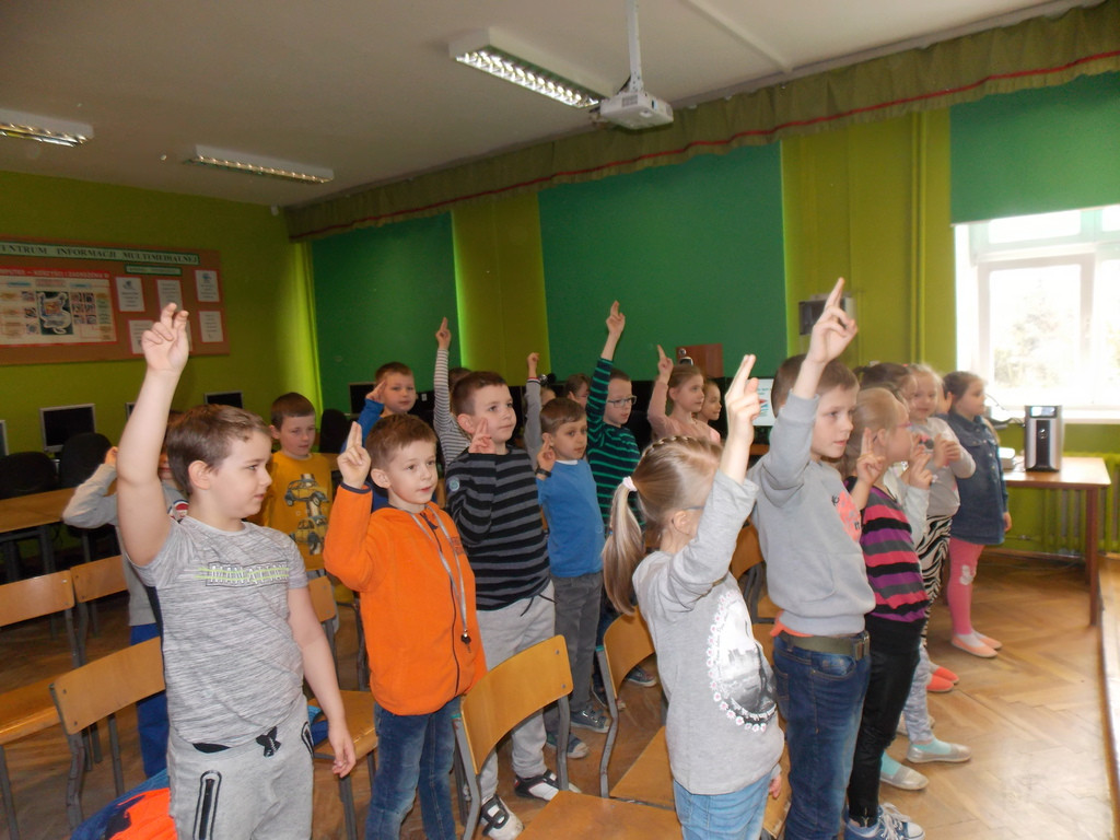 Uroczyste pasowanie uczniów klas I na czytelników szkolnej biblioteki