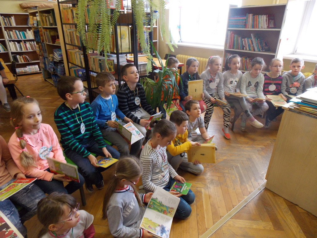 Uroczyste pasowanie uczniów klas I na czytelników szkolnej biblioteki
