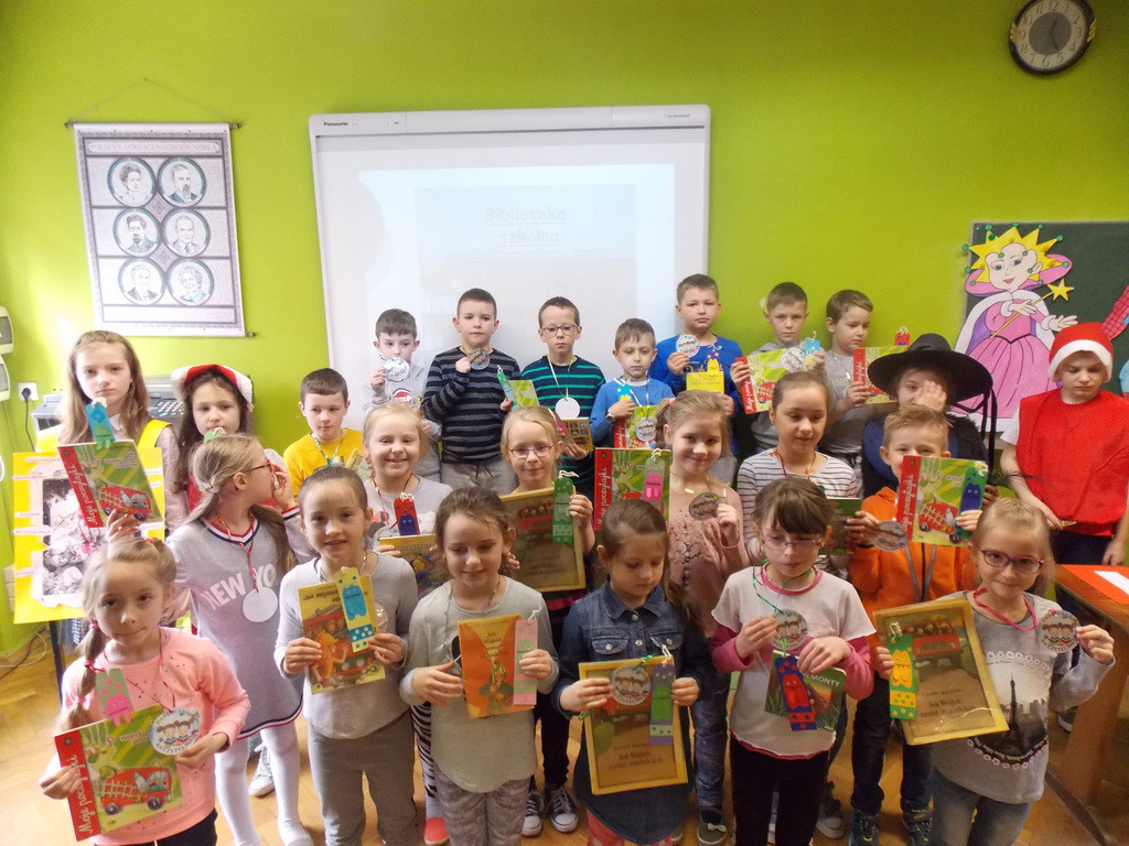 Uroczyste pasowanie uczniów klas I na czytelników szkolnej biblioteki