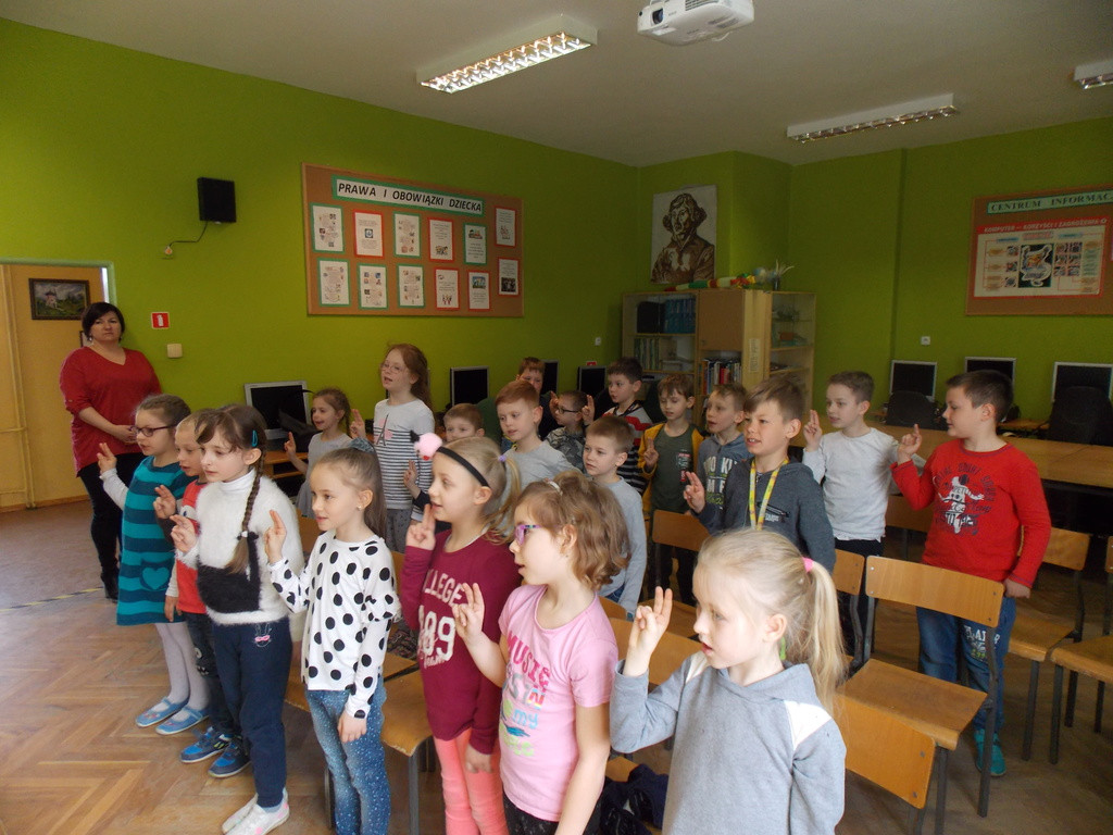 Uroczyste pasowanie uczniów klas I na czytelników szkolnej biblioteki