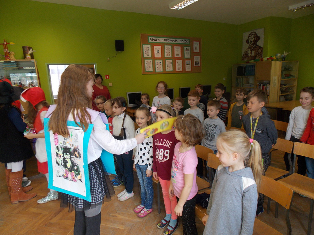 Uroczyste pasowanie uczniów klas I na czytelników szkolnej biblioteki