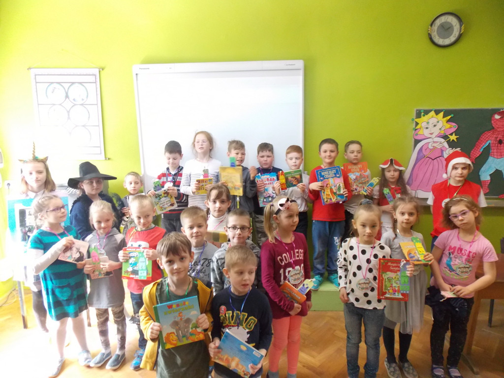 Uroczyste pasowanie uczniów klas I na czytelników szkolnej biblioteki