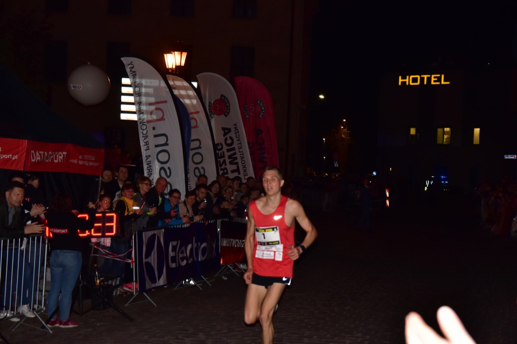 Kamil Karbowiak zwycięzcą Electrolux 3. Nocnej Dychy! [fotorelacja]