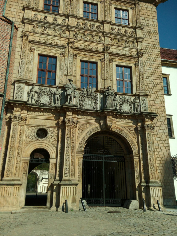 Uczniowie z I LO w Brzegu poznają sztukę renesansu w Muzeum Piastów Śląskich w Brzegu