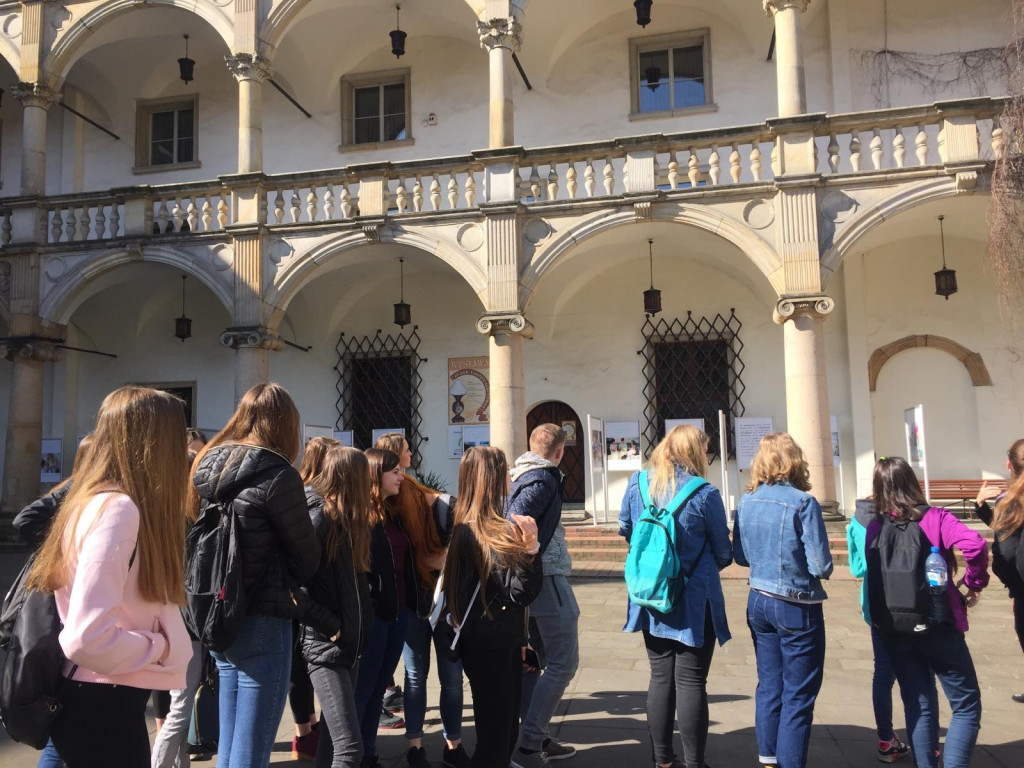 Uczniowie z I LO w Brzegu poznają sztukę renesansu w Muzeum Piastów Śląskich w Brzegu