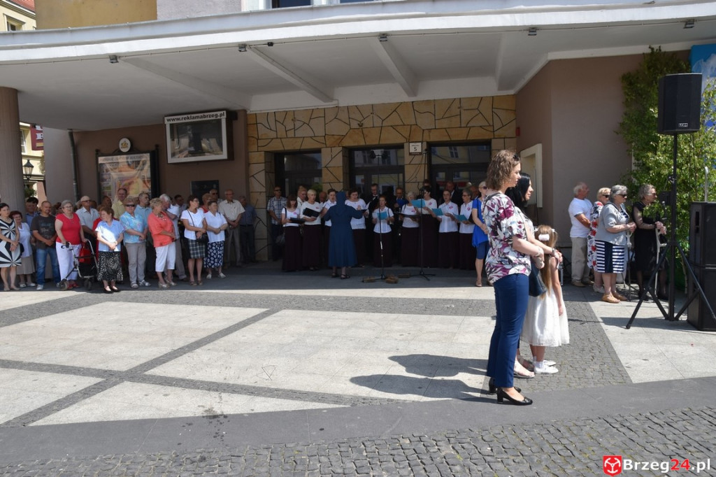 Boże Ciało w Brzegu. Międzyparafialna procesja przeszła ulicami miasta