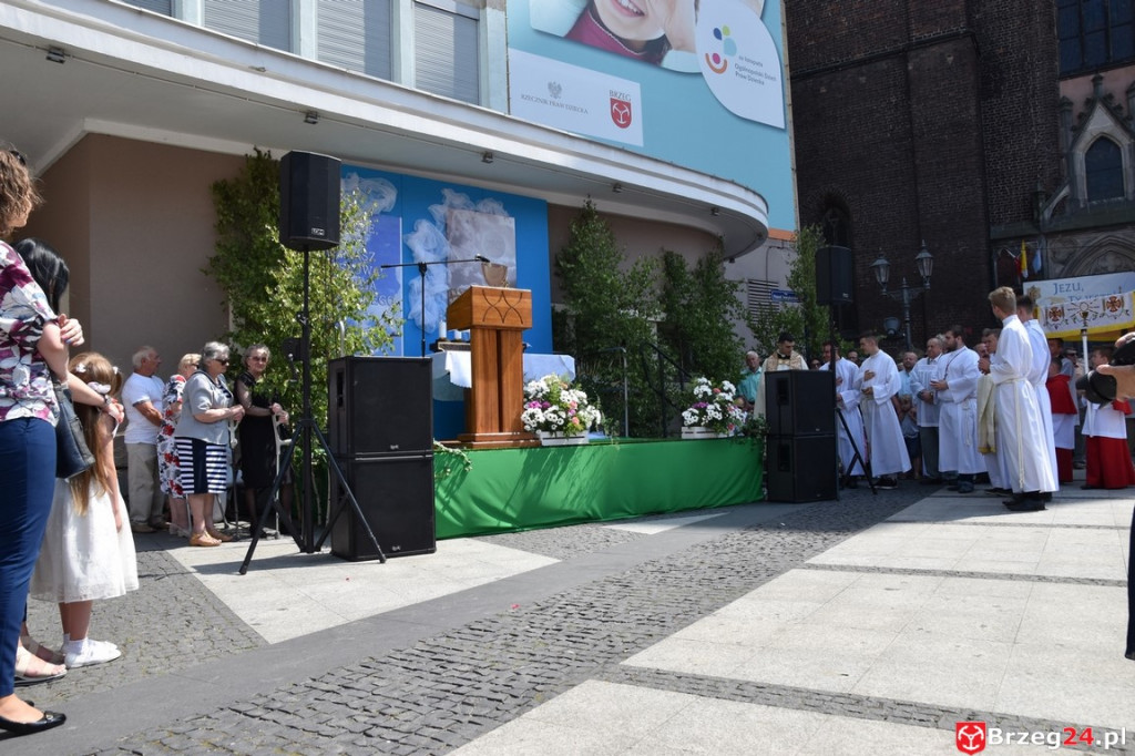 Boże Ciało w Brzegu. Międzyparafialna procesja przeszła ulicami miasta
