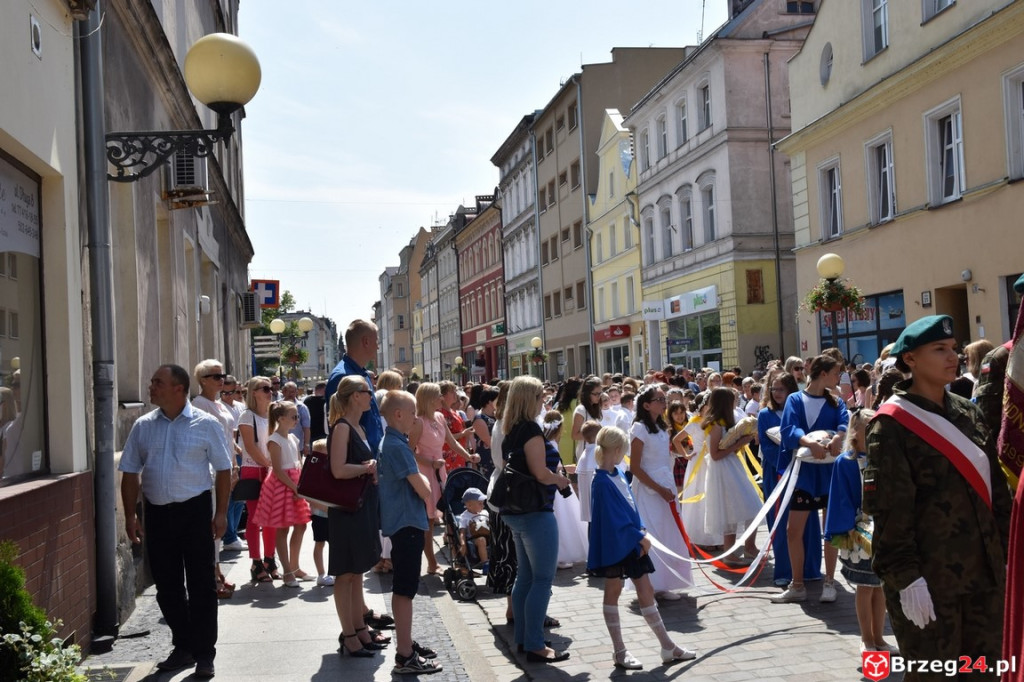 Boże Ciało w Brzegu. Międzyparafialna procesja przeszła ulicami miasta