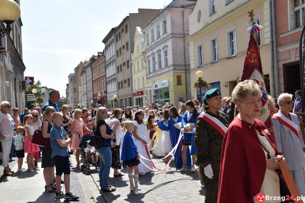 Boże Ciało w Brzegu. Międzyparafialna procesja przeszła ulicami miasta