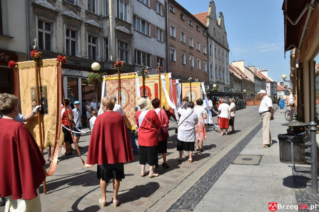 Boże Ciało w Brzegu. Międzyparafialna procesja przeszła ulicami miasta