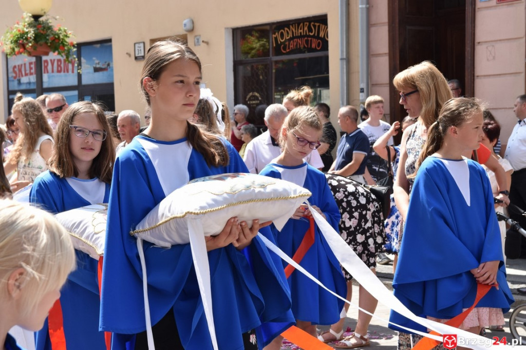 Boże Ciało w Brzegu. Międzyparafialna procesja przeszła ulicami miasta
