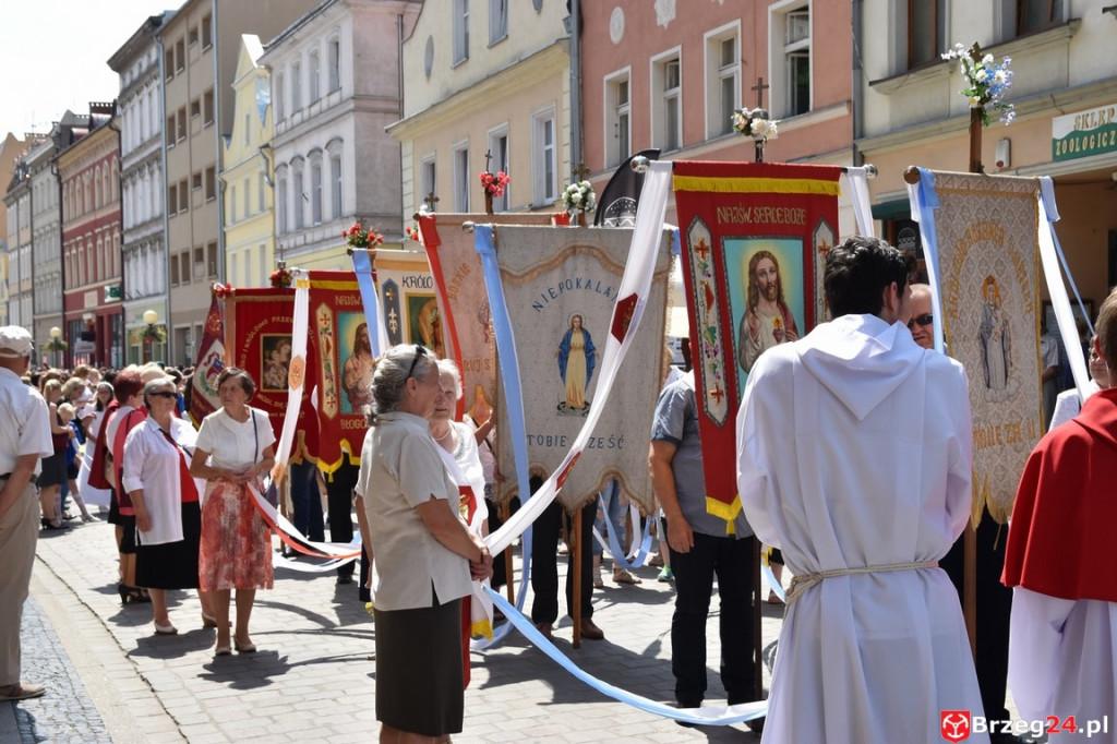 Boże Ciało w Brzegu. Międzyparafialna procesja przeszła ulicami miasta