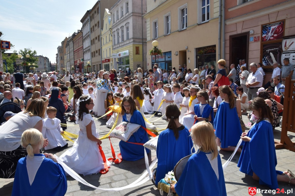 Boże Ciało w Brzegu. Międzyparafialna procesja przeszła ulicami miasta