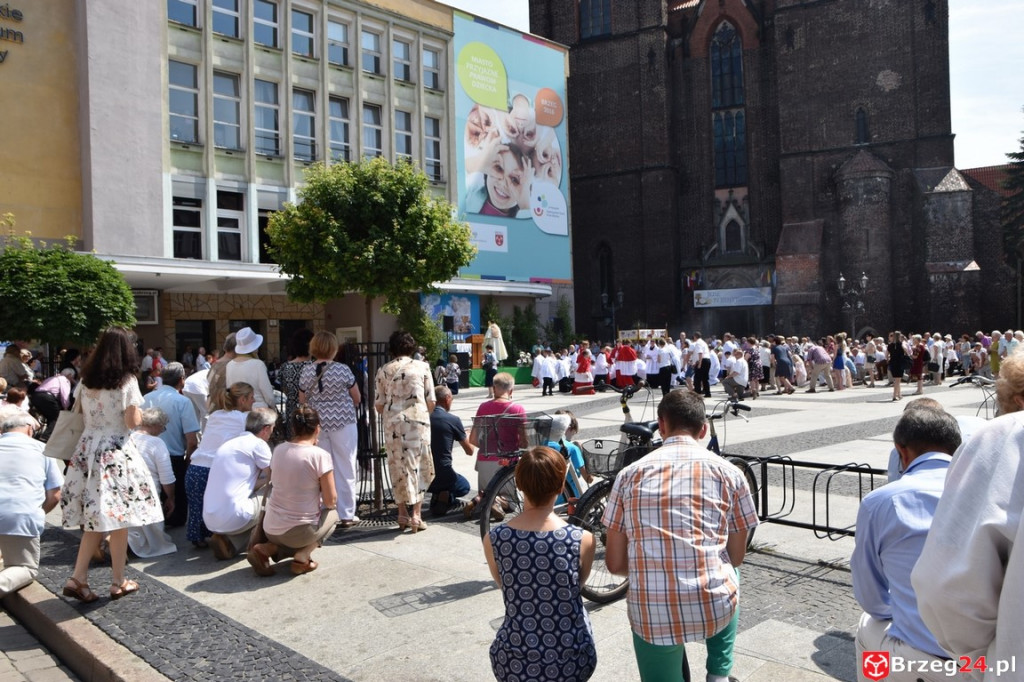Boże Ciało w Brzegu. Międzyparafialna procesja przeszła ulicami miasta